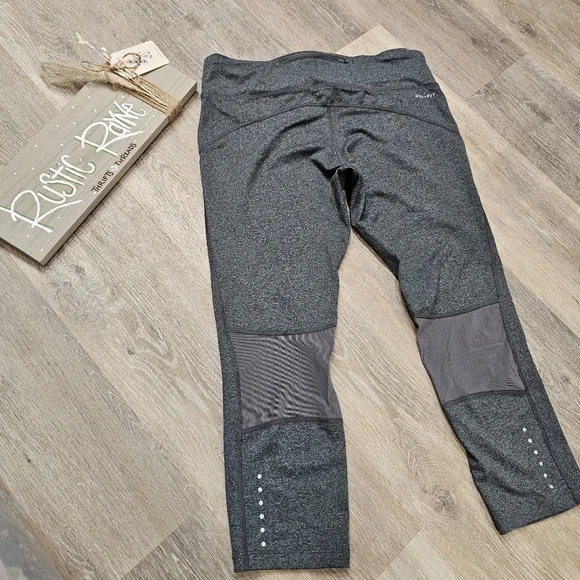 Like New Nike Capri Buttery Soft Leggings - Picture 2 of 13